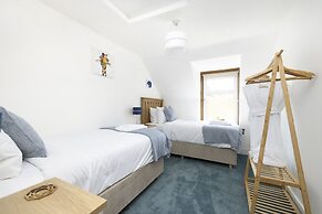 JOIVY Aurora House - 4 Bed With Hot Tub And Sea View