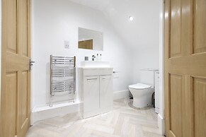 JOIVY Aurora House - 4 Bed With Hot Tub And Sea View