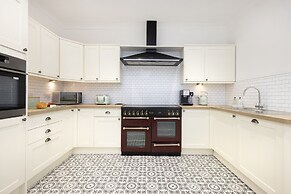 JOIVY Aurora House - 4 Bed With Hot Tub And Sea View