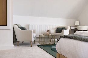 JOIVY Aurora House - 4 Bed With Hot Tub And Sea View