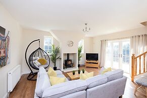 JOIVY Greenknowes Cottage W/ Hot Tub & Fireplace