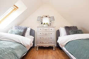 JOIVY Greenknowes Cottage W/ Hot Tub & Fireplace