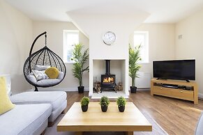 Altido Greenknowes Cottage W/ Hot Tub & Fireplace