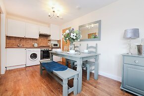 JOIVY Greenknowes Farmhouse Retreat 7 Bed With Hot Tub And Bar