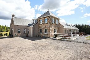JOIVY Greenknowes Farmhouse Retreat 7 Bed With Hot Tub And Bar