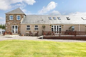 JOIVY Greenknowes Farmhouse Retreat 7 Bed With Hot Tub And Bar