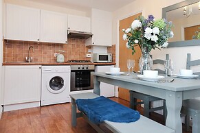 JOIVY Greenknowes Farmhouse Retreat 7 Bed With Hot Tub And Bar