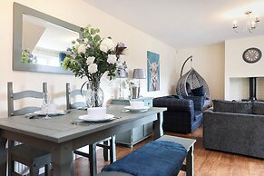 JOIVY Greenknowes Farmhouse Retreat 7 Bed With Hot Tub And Bar