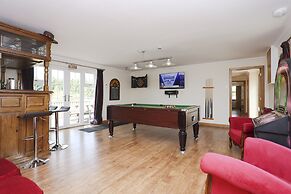 JOIVY Greenknowes Farmhouse Retreat 7 Bed With Hot Tub And Bar