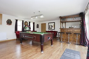 JOIVY Greenknowes Farmhouse Retreat 7 Bed With Hot Tub And Bar