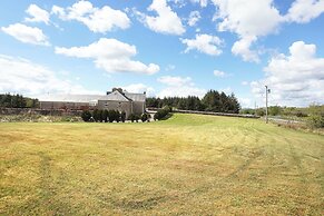 JOIVY Greenknowes Farmhouse Retreat 7 Bed With Hot Tub And Bar