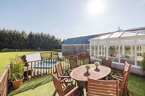 JOIVY Greenknowes Farmhouse Retreat 7 Bed With Hot Tub And Bar