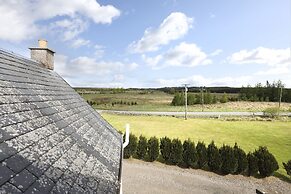 JOIVY Greenknowes Farmhouse Retreat 7 Bed With Hot Tub And Bar