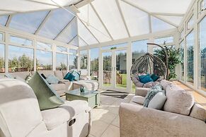 JOIVY Greenknowes Farmhouse Retreat 7 Bed With Hot Tub And Bar