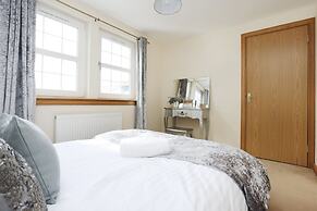 JOIVY Greenknowes Farmhouse Retreat 7 Bed With Hot Tub And Bar