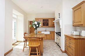 JOIVY Greenknowes Farmhouse Retreat 7 Bed With Hot Tub And Bar