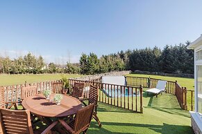 JOIVY Greenknowes Farmhouse Retreat 7 Bed With Hot Tub And Bar
