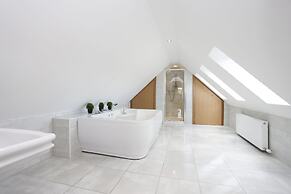 JOIVY Greenknowes Farmhouse Retreat 7 Bed With Hot Tub And Bar