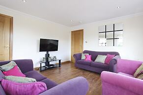 JOIVY Greenknowes Farmhouse Retreat 7 Bed With Hot Tub And Bar