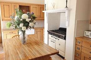 JOIVY Greenknowes Farmhouse Retreat 7 Bed With Hot Tub And Bar
