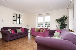 JOIVY Greenknowes Farmhouse Retreat 7 Bed With Hot Tub And Bar