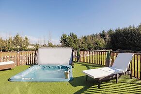 JOIVY Greenknowes Farmhouse Retreat 7 Bed With Hot Tub And Bar
