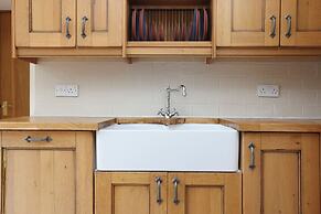 JOIVY Greenknowes Farmhouse Retreat 7 Bed With Hot Tub And Bar