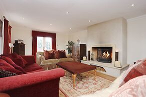 JOIVY Greenknowes Farmhouse Retreat 7 Bed With Hot Tub And Bar