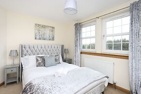 JOIVY Greenknowes Farmhouse Retreat 7 Bed With Hot Tub And Bar