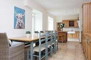 JOIVY Greenknowes Farmhouse Retreat 7 Bed With Hot Tub And Bar