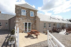 JOIVY Greenknowes Farmhouse Retreat 7 Bed With Hot Tub And Bar