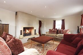 JOIVY Greenknowes Farmhouse Retreat 7 Bed With Hot Tub And Bar