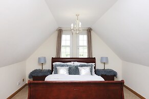 JOIVY Greenknowes Farmhouse Retreat 7 Bed With Hot Tub And Bar