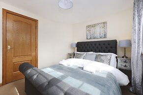 JOIVY Greenknowes Lodge With Hot Tub And Wood Burning Stove