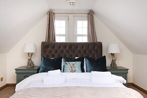 JOIVY Greenknowes Lodge With Hot Tub And Wood Burning Stove