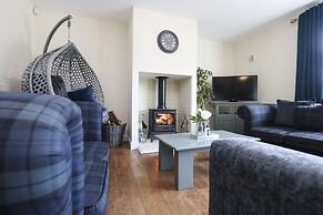 JOIVY Greenknowes Lodge With Hot Tub And Wood Burning Stove