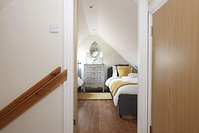 JOIVY Greenknowes Lodge With Hot Tub And Wood Burning Stove