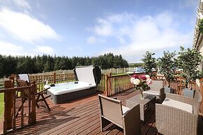 JOIVY Greenknowes Lodge With Hot Tub And Wood Burning Stove