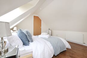 JOIVY Greenknowes Estate With Hot Tub And Bar