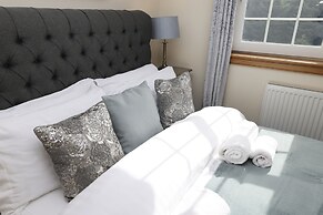 JOIVY Greenknowes Estate With Hot Tub And Bar