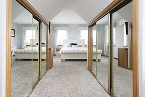 JOIVY Greenknowes Estate With Hot Tub And Bar