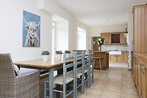 JOIVY Greenknowes Estate With Hot Tub And Bar