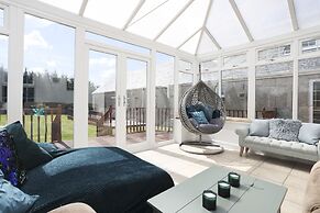 JOIVY Greenknowes Estate With Hot Tub And Bar