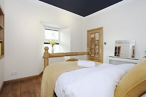 JOIVY Greenknowes Estate With Hot Tub And Bar