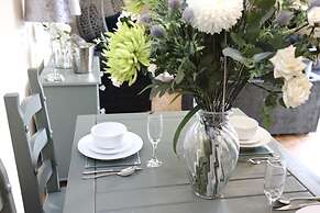 JOIVY Greenknowes Estate With Hot Tub And Bar