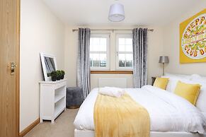 JOIVY Greenknowes Estate With Hot Tub And Bar