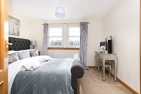 JOIVY Greenknowes Estate With Hot Tub And Bar