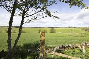 JOIVY Gorgeous Cottage With Garden & Great Views