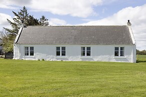 JOIVY Gorgeous Cottage With Garden & Great Views