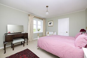 JOIVY Gorgeous Cottage With Garden & Great Views